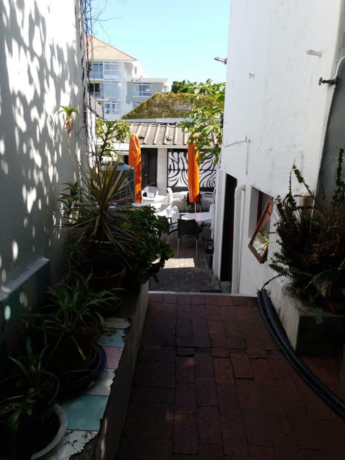 Zebra Crossing Backpacker Hostel Cape Town Exterior photo